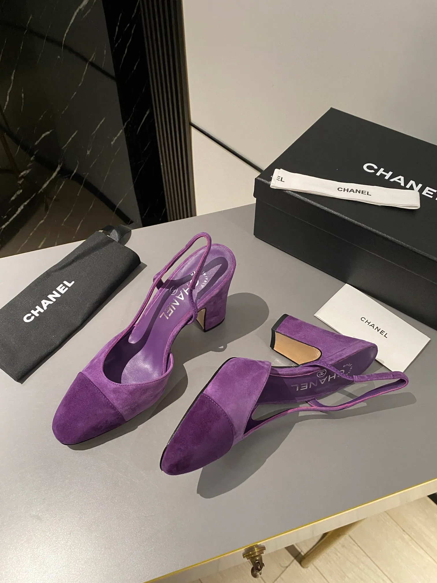 👟👟Ex-factory price 520👟👟 Purchase grade, high-heeled version, Chanel classic slingback sandals. We have been making this model for the past few years. This year, we will re-purchase the version and make a detailed copy again. I found that the upper lines and body comfort of the new version have been slightly adjusted! The brand won't say anything because the overall appearance difference is not big and it doesn't affect wearing. All colors now produced are produced according to the latest styles! What you buy is the latest classic model from the counter, made of imported mixed sheepskin surface material, imported mixed sheepskin, and Italian imported cowhide leather soles! High heels 9.5cm Size: 35-39 Other sizes can be customized (customized sizes 34, 40, 41, 42, 43 are non-refundable and non-exchangeable)